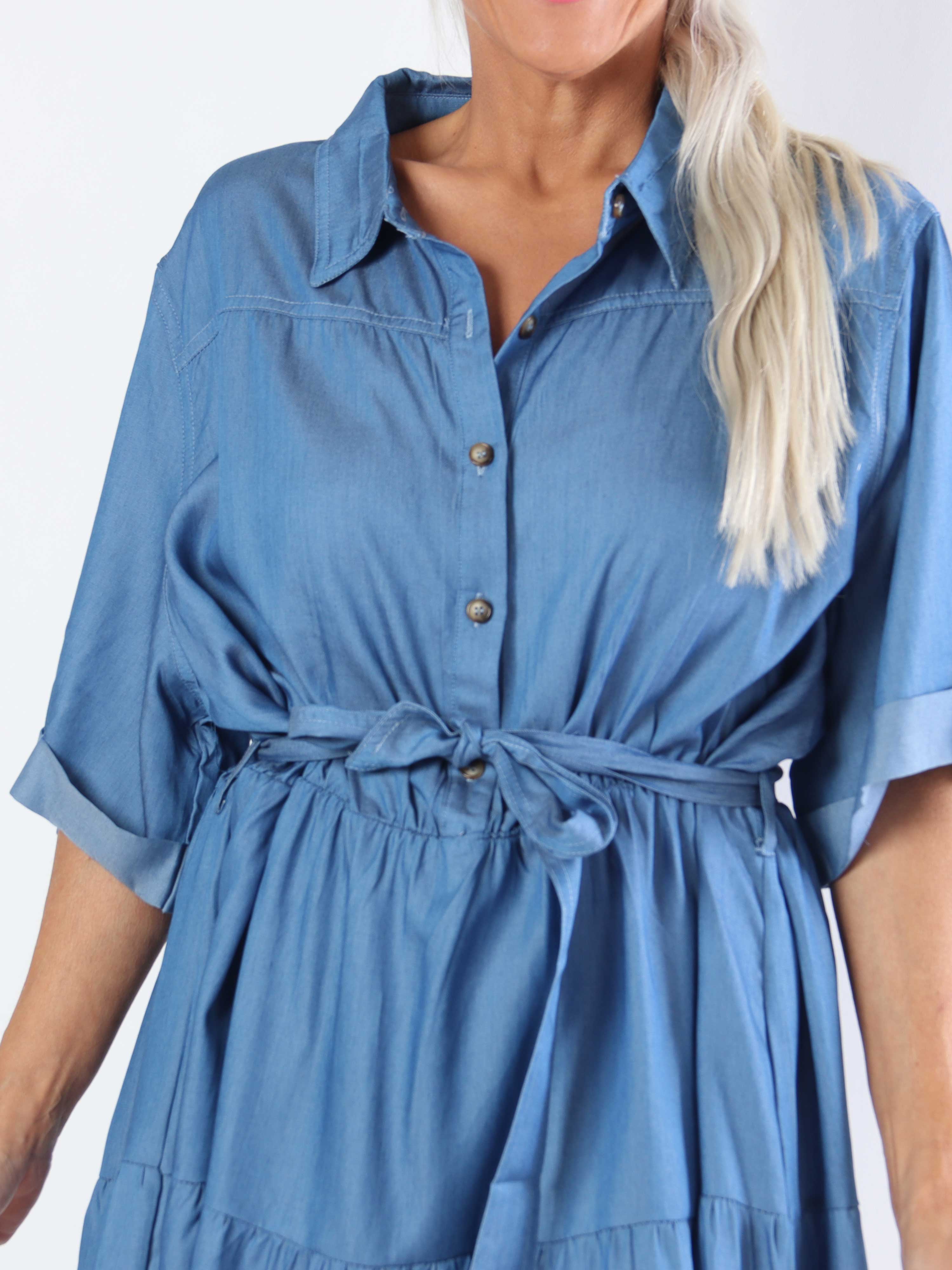 Kaija - Söt kort klänning i denim med lager-på-lager-look